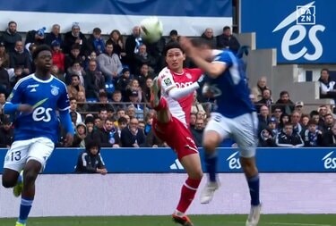 演技すんな」「嘘はいかん」南野拓実、危機一髪！ハイキック緊急停止