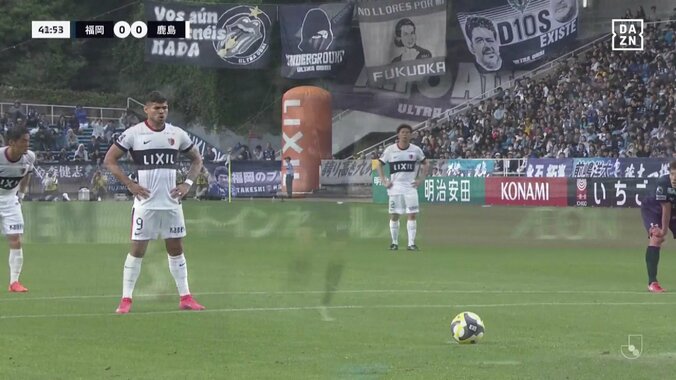 「これでPKはきつい」「手を出してるのは事実」“手”で突破を阻止!? 痛恨のPK献上シーンが物議「ほとんど触ってないやん」 2枚目