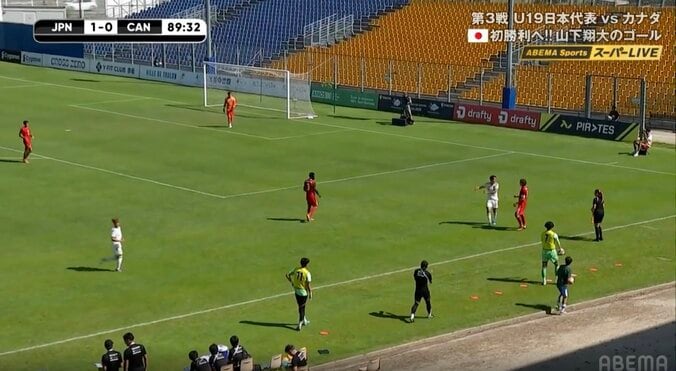 U-19日本代表戦で小競り合い勃発→主審が慌てて仲裁 18歳新鋭FWの“強気な振る舞い”にファン反応「気持ち入ってるな」 3枚目