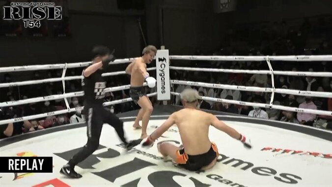 「今のは何だ？」“ふわり”一撃で戦闘不能！ 戦慄の左ハイKO、見た目とダメージのギャップに視聴者騒然 2枚目