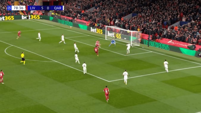 「上手すぎやろがい」遠藤航の“本職顔負けクロス”にファン驚愕！「結構いいんかい」緊急出場の右SBで決定機演出 3枚目