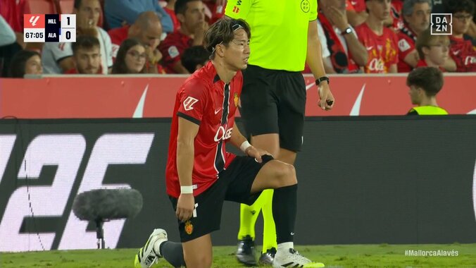 一体何が起きた？浅野拓磨にトラブル発生…サイドチェンジキック後、ピッチに座り込み交代要求 5枚目