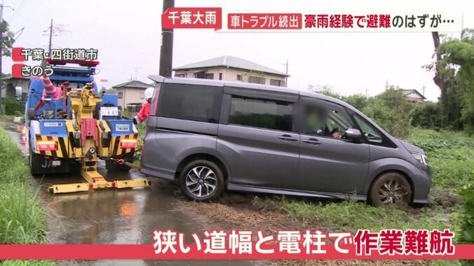 狭い道幅と電柱で作業は難航