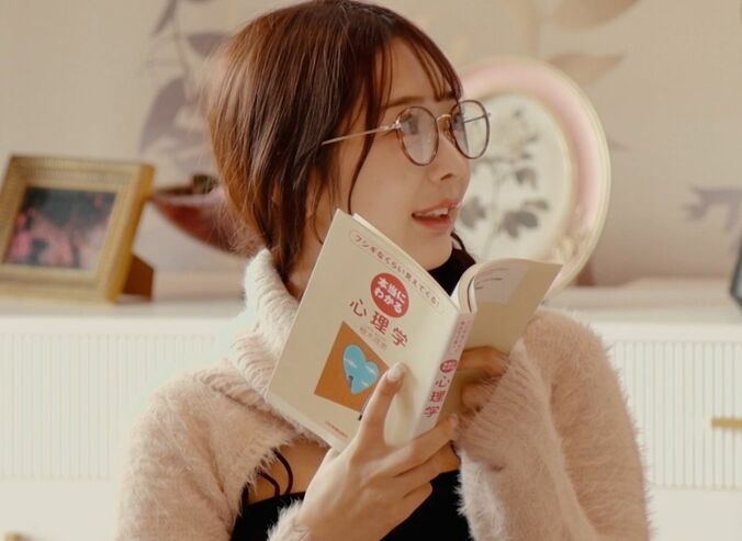 【写真・画像】国宝級バストあらわな水着美女とボール遊び…真剣に見つめられ犬系インフルエンサー男子がメロメロに　1枚目