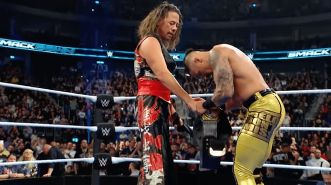 握手しながら“一礼”のカーメロ・ヘイズ