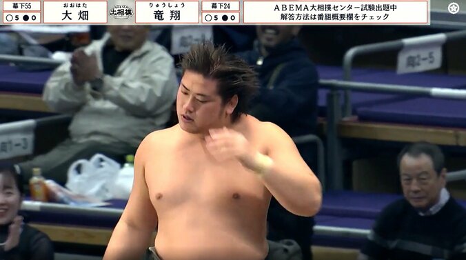 豪快に爆発した髪をかき上げる竜翔