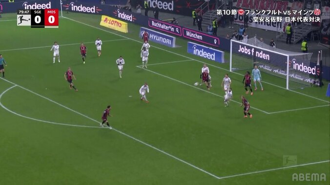 「メッシかよ」堂安律、DF2枚を割る“ド真ん中突破”からひとり完結スーパーゴラッソ「異次元の動きやん」超低重心の守備破壊ドリブルが衝撃 4枚目