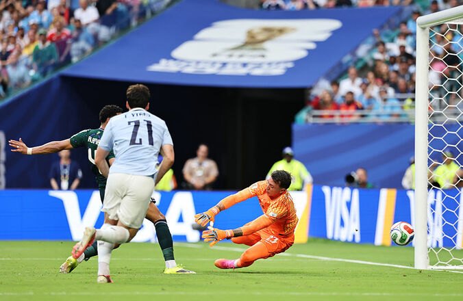 W杯5大会連続出場のレジェンドGKがまさか！痛恨ミス→失点「あれキャッチできないか」強豪ウルグアイ守護神、呆然と立ち尽くす 3枚目