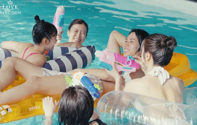 【写真・画像】スタイル抜群！元AKB48の31歳・宮崎美穂、美ボディ際立つ水着姿で年下男子とプール遊び　1枚目