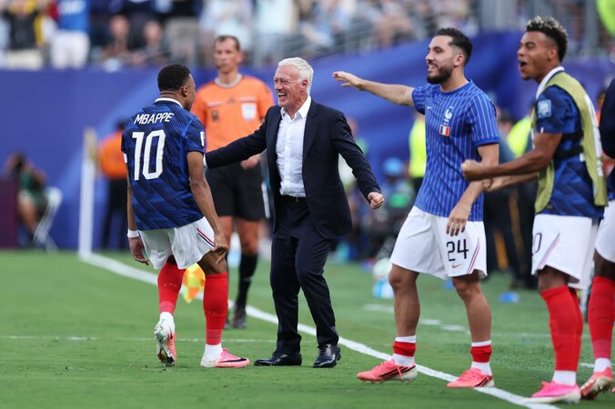 “神速”エムバペ、56年ぶりの二桁ゴールでW杯得点王を受賞！史上初の2大会連続＆歴代最多22ゴール到達 メッシやハーランドらとの争い制す 4枚目
