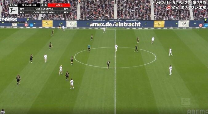 何が起きた…！？ 堂安律が「上手すぎる」相手守備陣を崩す“神パス”→攻撃を加速させるポジショニング「リズム作ってるな」 2枚目