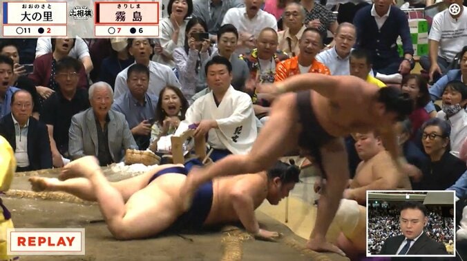 「え、いるやん!」霧島、大の里撃破の瞬間に“チラリ”大物が鎮座 熱戦を見守る様子が話題 2枚目