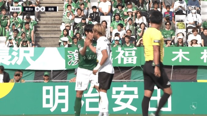 「泣ける…」Jリーグの“夢の兄弟対決”が胸熱！「母の日に最高のプレゼント」福田湧矢・翔生の激しいデュエル→ハイタッチ＆抱擁が話題「スラムダンクを思い出す」 4枚目