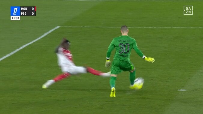 「流石にこれは」「試合が壊れたかと」まさかの判定にファン物議！南野拓実の同僚がGKの足を踏み抜く危険スライディング「完全に足裏見せてるやん」 5枚目