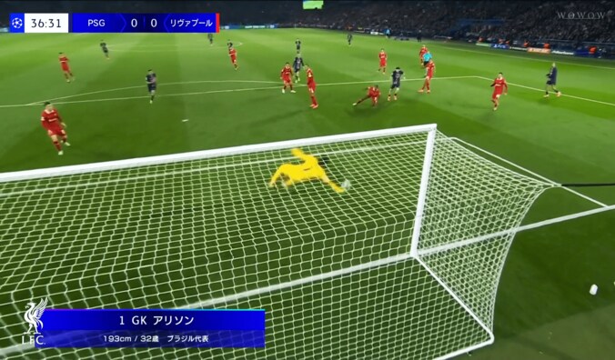 10点満点も納得！リヴァプールGKの“神セーブ”に世界驚愕「アリソンどーなっとんの！」「脅威的」股下＆ディフレクション弾を右手１本で防ぐ鬼反応の瞬間 2枚目