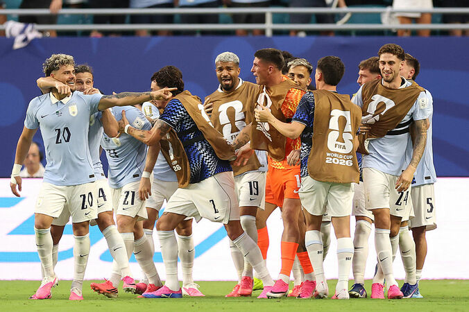 【写真・画像】W杯5大会連続出場のレジェンドGKがまさか！痛恨ミス→失点「あれキャッチできないか」強豪ウルグアイ守護神、呆然と立ち尽くす　1枚目