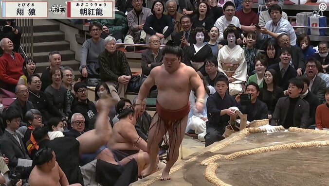 力士が親方にヒップアタック