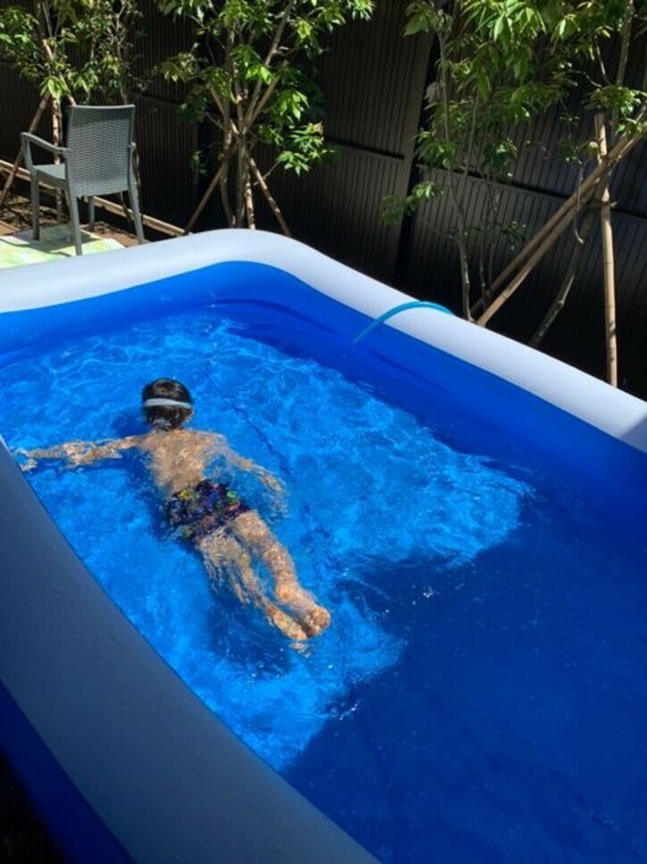  小倉優子、帰宅後にそのままプールに入った息子「こんなに楽しんでくれて、嬉しい」 