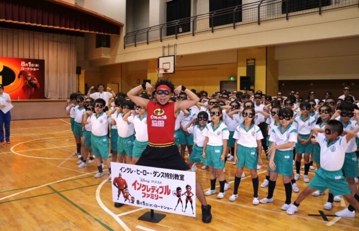 サンシャイン池崎、100人の小学生たちとキレキレダンスを披露