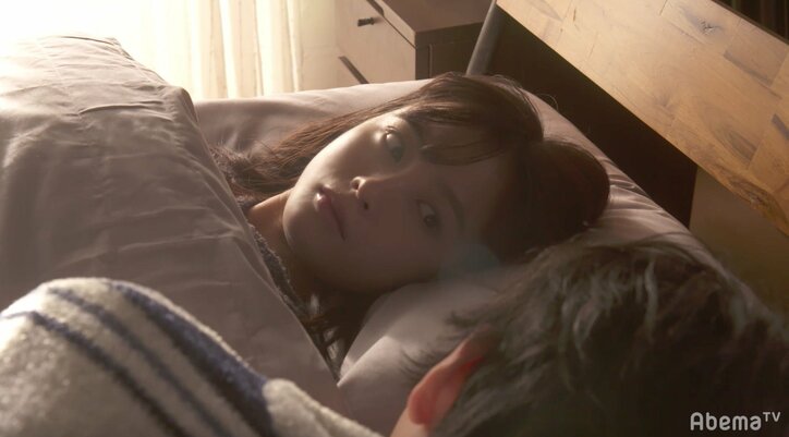 あかり（橋本環奈）が目覚めると、隣には星野（古川雄輝）の姿が…！　『1ページの恋』第2話で衝撃展開