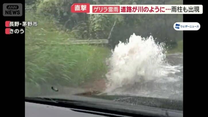 側溝からあふれ出す水