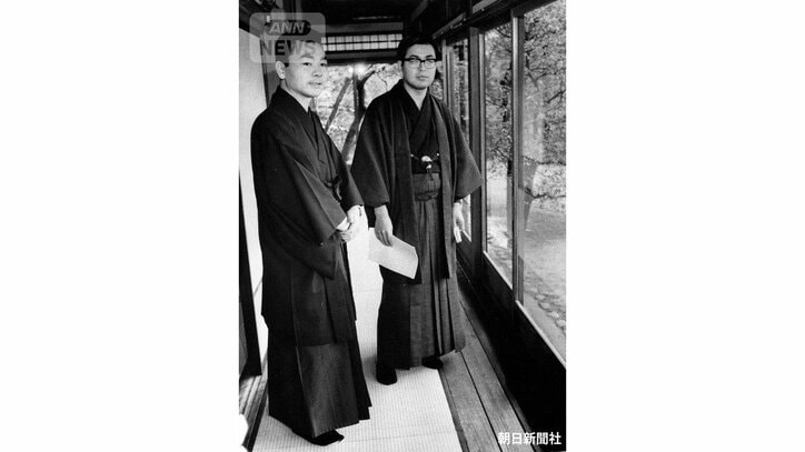 将棋名人戦第一局を前にした中原誠名人（右）と挑戦者の加藤一二三八段（提供：朝日新聞社）