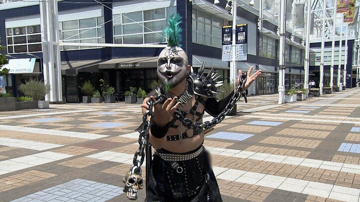 千⿃も頭を抱える展開に…！史上最⾼レベルの個性派が『相席食堂』ロケで競い合う