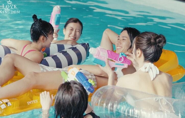 【写真・画像】スタイル抜群！元AKB48の31歳・宮崎美穂、美ボディ際立つ水着姿で年下男子とプール遊び　1枚目