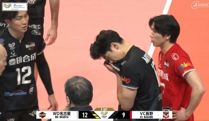 たまらず右目を押さえる宮浦