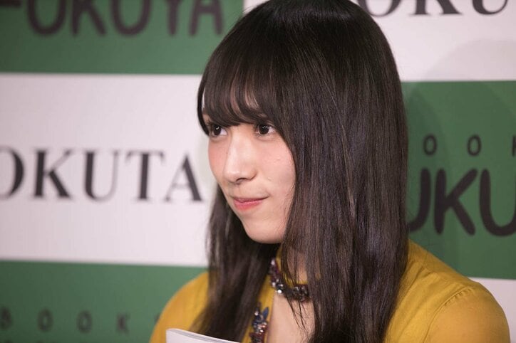 「白石麻衣は憧れの存在」欅坂46・渡辺梨加、水着姿も披露した初のソロ写真集は初版10万部