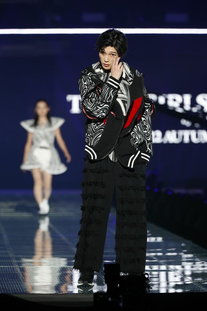 『オオカミちゃんくん』メンバー10人揃って“イルミコーデ”でランウェイ堂々闊歩「最高のステージ」と反響【TGC2022】