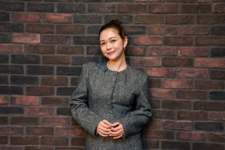 【写真・画像】村重が知る、LE SSERAFIMの魅力、そして聴いていると「イケてる、あたし」と感じる、トレエン斎藤のお気に入りの楽曲とは? 2枚目