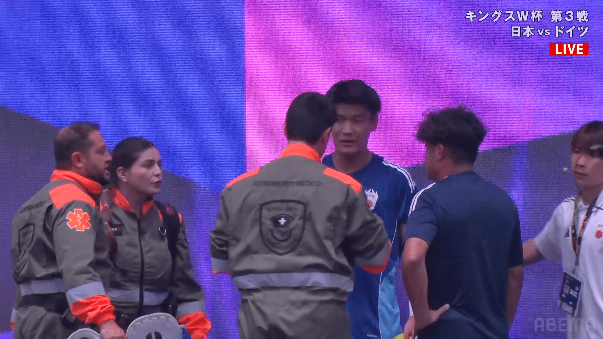 ベンチに戻って医療スタッフのチェックを受ける濱本和希