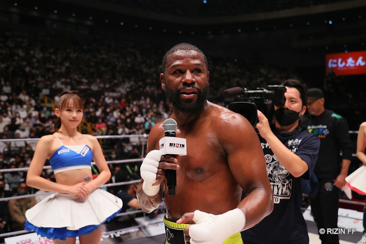 メイウェザーの花束を足元に“投げ捨てる”非紳士的行為、場内騒然 「酷すぎる」「最低」「恥ずかしい」批判殺到 | 格闘技 | ABEMA TIMES |  アベマタイムズ