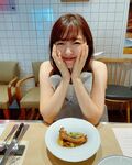 鈴木愛理、“メイクうっす”な日の食事風景を公開しファン歓喜「宇宙一可愛い」「モグ理好き」