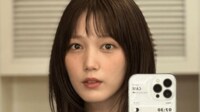 本田翼(31)「撮影で韓国へ」赤のミニ丈ワンピースで足を組むセクシーショットに絶賛の声「太ももエロい！」「脚が綺麗すぎ！」