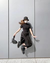 「オシャレに飛ぶ」「かわいいいい」生見愛瑠のジャンプショットにファン絶賛