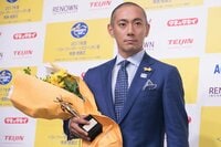 麻央から祝福も!ベスト・ファーザーに選ばれた市川海老蔵、肩車をするデザインのトロフィーに喜び