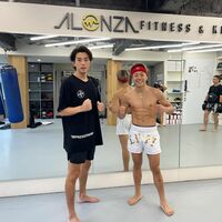 三浦翔平の武尊との勇ましいポーズのオフショットに称賛の声「足めっちゃ細い」「本当にかっこいい」