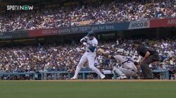 捕手の手が心配になる衝撃 大谷翔平のバットがミットを直撃 今季2度目の打撃妨害 あわや骨折のヒヤリな場面