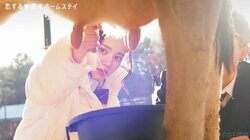 乳搾り中に牛が激怒！オリックス・宮城大弥投手の可愛すぎる妹が乳まみれに