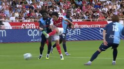 南野拓実“今季初シュート”に拍手喝采！「流石過ぎる」DF4人を出し抜く“キングターン”炸裂の瞬間