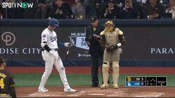 この仕草の意味は何だ…？大谷翔平、打席直前に見せた“逆さバット”の謎ルーティン