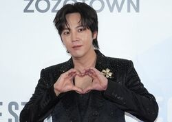 甲状腺がん闘病公表のチャン・グンソク、変わらぬビジュアルに「かっこいい」の声！輝くスーツをまといプレゼンターとして登場