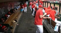 怖っ…！中継カメラがとらえたヤバすぎる瞬間　あわや大惨事…ベンチに剛速球がいきなり飛んできた衝撃シーン「危なすぎるだろ」「直撃したらシャレならん」