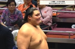 「一升瓶何本入るんだ？」大の里が受け取った“規格外”な副賞に騒然「巨大な鍋やん」