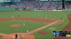 なんだこれは…！？ 大谷翔平の打球で“想定外のハプニング”「バケモノやな」相手野手のグラブの前でおかしくなる「生き物みたいw」