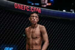 “迷”実況が誕生！ 殴られ続けても手を出さず、ダウンもしない…奇妙な攻防戦に「頑張って立ってはいます…」