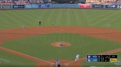 一体、何が起きた？ 大谷翔平、投手直撃で“まさかの光景”「どういうこと？」 “謎の打球”が相手野手に飛んでいく「珍プレー行き」