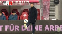 一触即発！試合中断のピリピリムードの中… 一体、何してんだよ！監督のありえない姿がネット上で話題に　上手すぎるボールテクニックを炸裂した瞬間